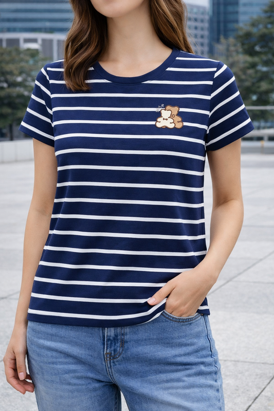 Camiseta de Mujer Azul Marino a Rayas Blancas con Bordado de Ositos – Manga Corta Casual