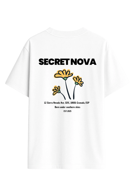 Camiseta Blanca Oversize con Estampado de Flores – Secret Nova Streetwear